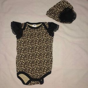 🖤🖤Baby onesie & matching beanie.🖤🖤